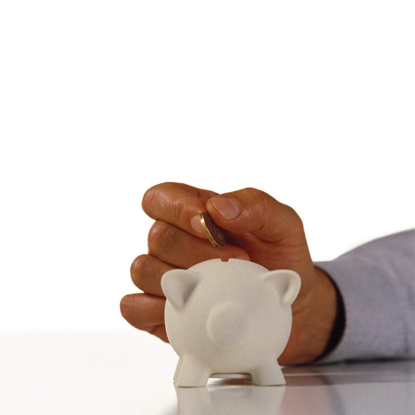 西方人,手,一个人,方图,室内,白天,白色背景,正面,钱,桌子,欧洲,欧洲人,仅一个男性,仅一个人,握,阴影,反射,钱币,影子,拿,拿着,仅一个年轻男性,一个,容器,手部,储蓄罐,器皿,储蓄,存钱,握着,金融,理财,摄影,影棚,经济,单个,资金,存钱罐,存款,流通,贸易,贮钱罐,储钱罐,扑满,货币,现金,硬币,男人,男性,年轻男性,白种人,半身,彩图,影棚拍摄,拍摄