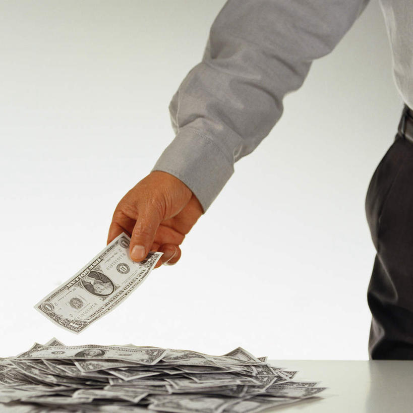 西方人,一个人,站,举,方图,室内,白天,正面,钱,桌子,欧洲,欧洲人,仅一个男性,仅一个人,一堆,许多,握,阴影,堆叠,堆积,反射,钱币,影子,拿,拿着,仅一个年轻男性,托,站着,握着,钞票,金融,纸币,经济,堆,流通,纸钞,贸易,货币,现金,男人,男性,年轻男性,白种人,举着,向上举,向上伸,向上托,站立,半身,彩图