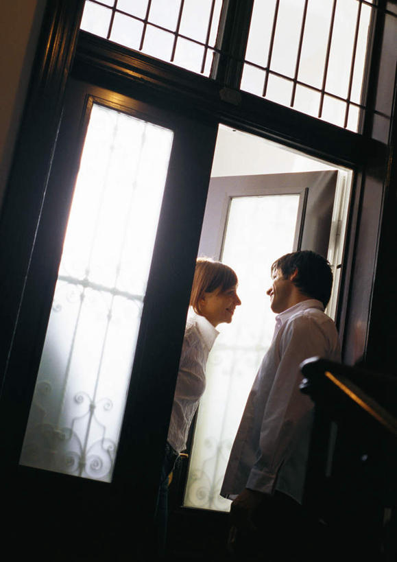 西方人,两个人,夫妻,站,笑,微笑,露齿笑,竖图,室内,白天,仰视,爱情,窗户,门,欧洲,欧洲人,阴影,光线,影子,浪漫,玻璃窗,相视,阳光,门框,站着,面对面,恩爱,恋人,对视,相对,相看,男人,男性,年轻男性,年轻女性,女人,女性,白种人,情侣,站立,半身,彩图,低角度拍摄,伴侣