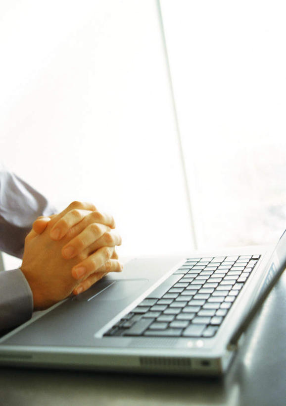 西方人,一个人,商务人士,商务男性,坐,双手交叉,竖图,俯视,室内,白天,衬衫,电脑,笔记本电脑,窗户,落地窗,桌子,欧洲,欧洲人,仅一个男性,仅一个人,阴影,套装,反射,网络,影子,办公桌,通讯设备,玻璃窗,仅一个年轻男性,搭,无线,搭着,通信设备,商务装,无线网络,无线上网,便携式电脑,工薪阶层,相交,交集,手提电脑,男人,男性,年轻男性,白种人,白领,上班族,坐着,半身,彩图,高角度拍摄,衬衣