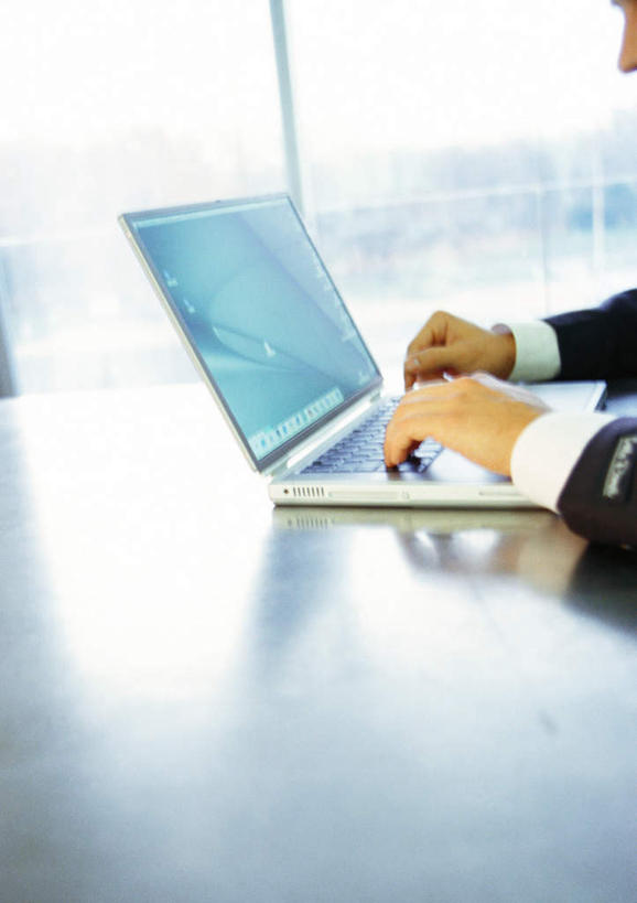 西方人,一个人,商务人士,商务男性,坐,竖图,室内,白天,侧面,衬衫,电脑,笔记本电脑,窗户,落地窗,桌子,欧洲,欧洲人,仅一个男性,仅一个人,阴影,套装,光线,网络,影子,通讯设备,玻璃窗,仅一个年轻男性,阳光,搭,无线,搭着,通信设备,商务装,无线网络,无线上网,便携式电脑,工薪阶层,手提电脑,男人,男性,年轻男性,白种人,白领,上班族,坐着,半身,彩图,衬衣