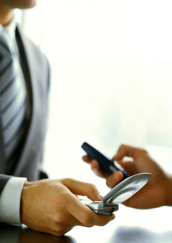 西方人,两个人,商务人士,商务男性,坐,打电话,竖图,室内,白天,侧面,衬衫,窗户,落地窗,桌子,电话,手机,欧洲,欧洲人,握,阴影,套装,朦胧,模糊,光线,影子,领带,拿,拿着,通讯设备,玻璃窗,阳光,握着,象征,庄重,商务装,身份,工薪阶层,正式,地位,交流,男人,男性,年轻男性,白种人,白领,上班族,沟通,通话,坐着,半身,彩图,衬衣