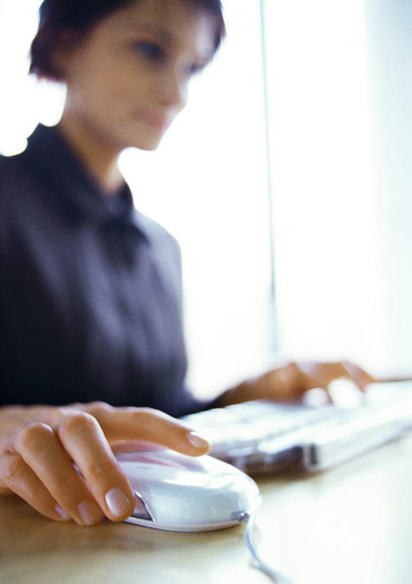 西方人,一个人,商务人士,商务女性,坐,竖图,室内,白天,侧面,鼠标,键盘,窗户,落地窗,桌子,欧洲,欧洲人,仅一个年轻女性,仅一个女性,仅一个人,握,套装,拿,拿着,注视,输入设备,通讯设备,玻璃窗,看,搭,握着,观看,搭着,关注,通信设备,商务装,工薪阶层,年轻女性,女人,女性,白种人,白领,上班族,坐着,半身,彩图