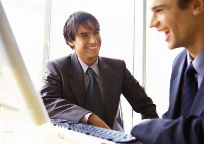 西方人,两个人,商务人士,商务男性,坐,笑,微笑,露齿笑,横图,室内,白天,侧面,衬衫,电脑,显示器,鼠标,键盘,窗户,落地窗,桌子,欧洲,欧洲人,套装,网络,办公桌,注视,输入设备,通讯设备,玻璃窗,看,台式电脑,观看,关注,通信设备,商务装,工薪阶层,输出设备,男人,男性,年轻男性,白种人,白领,上班族,坐着,半身,彩图,衬衣