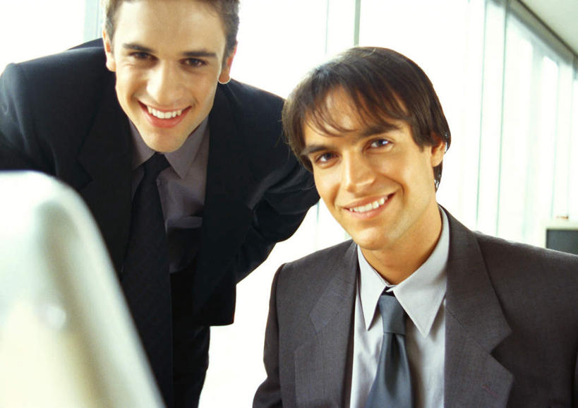 西方人,两个人,商务人士,商务男性,站,坐,笑,微笑,露齿笑,横图,室内,白天,正面,衬衫,电脑,显示器,鼠标,键盘,窗户,落地窗,桌子,欧洲,欧洲人,套装,网络,办公桌,注视,输入设备,通讯设备,玻璃窗,看,站着,台式电脑,观看,关注,通信设备,商务装,工薪阶层,输出设备,男人,男性,年轻男性,白种人,白领,上班族,站立,坐着,半身,彩图,衬衣