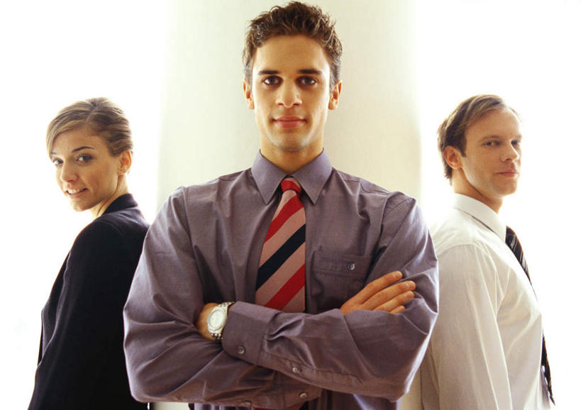 西方人,三个人,同事,商务人士,商务男性,商务女性,站,笑,双手交叉,微笑,露齿笑,横图,室内,白天,正面,衬衫,成功,合作,团队,集体,信心,窗户,落地窗,欧洲,欧洲人,套装,时间,时钟,手表,墙,领带,计时,注视,队伍,玻璃窗,墙壁,墙面,钟表,看,站着,表,观看,腕表,领导,双手抱胸,象征,庄重,成就,关注,商务装,身份,合伙,领袖,工薪阶层,正式,地位,男人,男性,年轻男性,年轻女性,女人,女性,白种人,白领,上班族,钟,站立,半身,彩图,衬衣