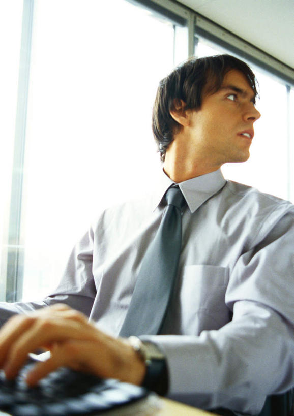 西方人,一个人,商务人士,商务男性,坐,竖图,室内,白天,仰视,衬衫,电脑,笔记本电脑,窗户,落地窗,桌子,欧洲,欧洲人,仅一个男性,仅一个人,阴影,套装,时间,光线,网络,时钟,手表,影子,墙,领带,计时,注视,通讯设备,玻璃窗,墙壁,墙面,仅一个年轻男性,阳光,钟表,看,表,搭,观看,腕表,无线,象征,庄重,搭着,关注,通信设备,商务装,身份,无线网络,无线上网,便携式电脑,工薪阶层,正式,地位,手提电脑,男人,男性,年轻男性,白种人,白领,上班族,钟,坐着,半身,彩图,低角度拍摄,衬衣