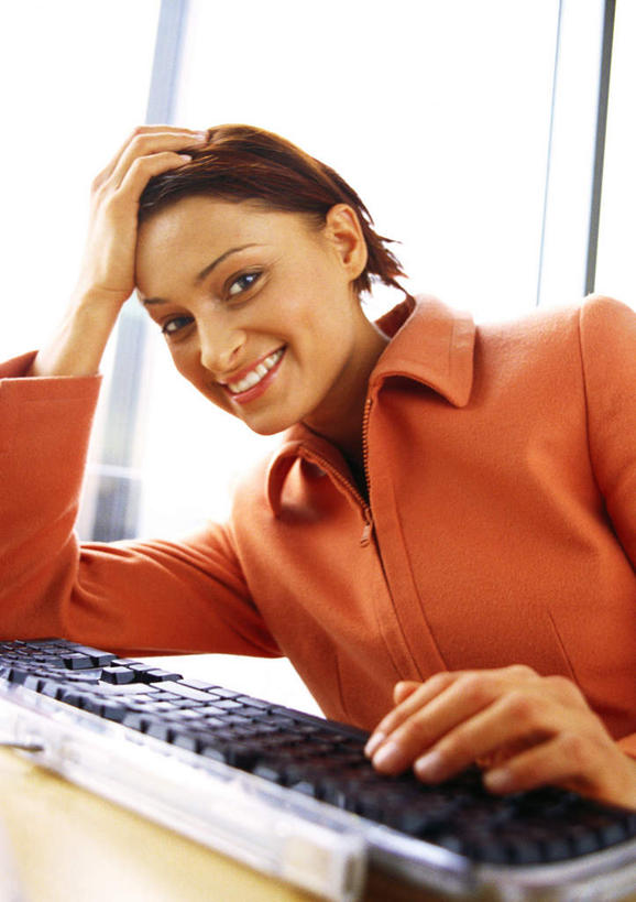 西方人,一个人,商务人士,商务女性,坐,笑,摸,微笑,露齿笑,竖图,室内,白天,正面,键盘,窗户,落地窗,桌子,欧洲,欧洲人,仅一个年轻女性,仅一个女性,仅一个人,撑,抚摸,阴影,套装,光线,影子,托腮,注视,输入设备,通讯设备,玻璃窗,阳光,看,托,观看,关注,托下巴,通信设备,商务装,工薪阶层,年轻女性,女人,女性,白种人,白领,上班族,触摸,接触,坐着,半身,彩图