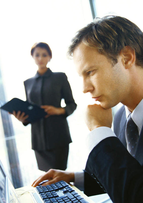 西方人,两个人,同事,商务人士,商务男性,商务女性,站,坐,竖图,室内,白天,正面,衬衫,成功,合作,团队,集体,信心,电脑,显示器,鼠标,键盘,窗户,落地窗,欧洲,欧洲人,撑,阴影,套装,光线,网络,材料,档案,文件,影子,托腮,输入设备,通讯设备,队伍,玻璃窗,阳光,资料,托,站着,台式电脑,领导,成就,托下巴,文档,通信设备,商务装,合伙,领袖,工薪阶层,输出设备,男人,男性,年轻男性,年轻女性,女人,女性,白种人,白领,上班族,站立,坐着,半身,彩图,衬衣