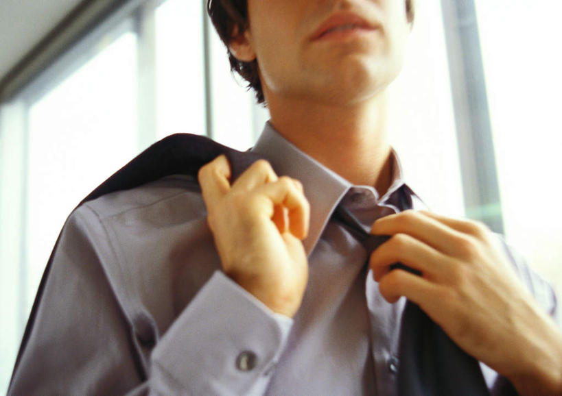 西方人,一个人,商务人士,商务男性,站,举,横图,室内,白天,仰视,衬衫,窗户,落地窗,天花板,欧洲,欧洲人,仅一个男性,仅一个人,握,套装,领带,拿,拎,拿着,玻璃窗,仅一个年轻男性,衣服,托,站着,握着,象征,庄重,商务装,身份,工薪阶层,正式,地位,男人,男性,年轻男性,白种人,白领,上班族,举着,向上举,向上伸,向上托,站立,半身,彩图,低角度拍摄,衬衣,拎着