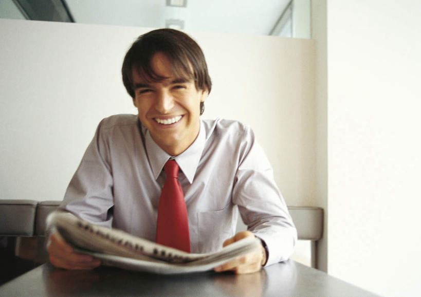 西方人,一个人,商务人士,商务男性,坐,笑,微笑,露齿笑,横图,室内,白天,正面,衬衫,窗户,落地窗,沙发,桌子,报纸,欧洲,欧洲人,仅一个男性,仅一个人,阴影,套装,光线,信息,影子,墙,领带,注视,玻璃窗,墙壁,墙面,仅一个年轻男性,阳光,看,观看,新闻,象征,庄重,关注,商务装,身份,布艺沙发,工薪阶层,正式,地位,男人,男性,年轻男性,白种人,白领,上班族,坐着,半身,彩图,衬衣,报刊