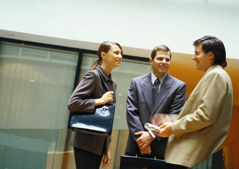 西方人,三个人,同事,商务人士,商务男性,商务女性,站,举,笑,微笑,露齿笑,横图,室内,白天,正面,衬衫,成功,合作,团队,集体,信心,窗户,落地窗,门,报纸,欧洲,欧洲人,握,套装,信息,包,公文包,皮包,墙,拿,拿着,注视,队伍,玻璃窗,相视,墙壁,墙面,门框,看,托,站着,面对面,握着,公事包,观看,对视,新闻,单肩包,领导,成就,关注,相对,商务装,合伙,领袖,工薪阶层,相看,男人,男性,年轻男性,年轻女性,女人,女性,白种人,白领,上班族,举着,向上举,向上伸,向上托,站立,半身,彩图,衬衣,报刊