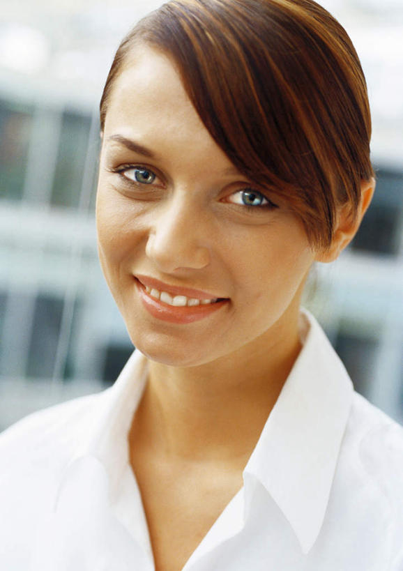 西方人,脸,头,脸颊,一个人,商务人士,商务女性,站,笑,微笑,露齿笑,竖图,室内,特写,白天,正面,衬衫,窗户,落地窗,欧洲,欧洲人,仅一个年轻女性,仅一个女性,仅一个人,阴影,套装,朦胧,模糊,光线,影子,注视,玻璃窗,阳光,看,站着,观看,关注,商务装,工薪阶层,年轻女性,女人,女性,白种人,头部,脸部,脸蛋,面部,白领,上班族,站立,半身,彩图,衬衣