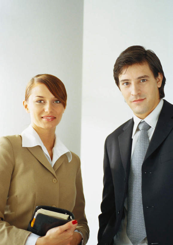 西方人,两个人,同事,商务人士,商务男性,商务女性,站,笑,微笑,露齿笑,竖图,室内,白天,正面,衬衫,成功,合作,团队,集体,信心,欧洲,欧洲人,握,阴影,套装,光线,材料,档案,文件,影子,墙,领带,拿,拿着,注视,队伍,墙壁,墙面,阳光,资料,看,站着,握着,观看,领导,象征,庄重,成就,关注,文档,商务装,身份,合伙,领袖,工薪阶层,正式,地位,男人,男性,年轻男性,年轻女性,女人,女性,白种人,白领,上班族,站立,半身,彩图,衬衣