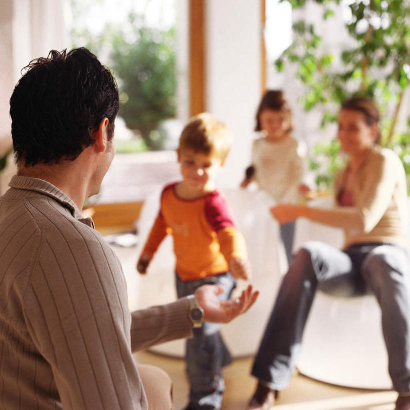 西方人,儿童,四个人,家庭,客厅,站,坐,走,举,笑,微笑,露齿笑,方图,室内,白天,正面,纯洁,植物,窗户,落地窗,沙发,欧洲,欧洲人,朦胧,模糊,时间,时钟,手表,计时,玻璃窗,树,树木,小孩,绿色,自然,钟表,托,站着,温暖,温馨,一家人,表,可爱,童年,童趣,伸手,生长,成长,腕表,和睦,起居室,布艺沙发,童真,烂漫,无邪,天真,男孩,男人,男性,年轻男性,年轻女性,女孩,女人,女性,白种人,钟,步行,举着,散步,向上举,向上伸,向上托,站立,走路,坐着,半身,彩图,融洽,男生,女生