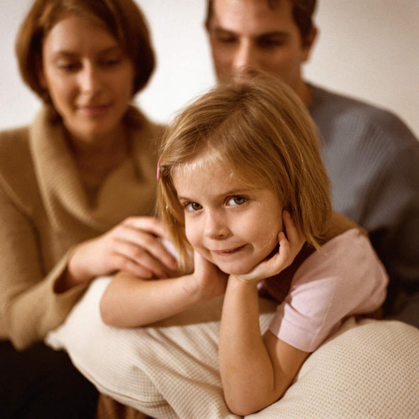 西方人,儿童,三个人,家庭,母亲,父亲,女儿,坐,笑,微笑,方图,室内,白天,正面,纯洁,欧洲,欧洲人,撑,墙,托腮,注视,墙壁,墙面,小孩,枕头,看,趴着,托,温暖,温馨,父女,母女,三口之家,一家人,父爱,可爱,母爱,童年,童趣,观看,和睦,关注,托下巴,童真,烂漫,无邪,天真,男人,男性,年轻男性,年轻女性,女孩,女人,女性,白种人,孩子,年轻人,趴,坐着,半身,彩图,融洽,女生