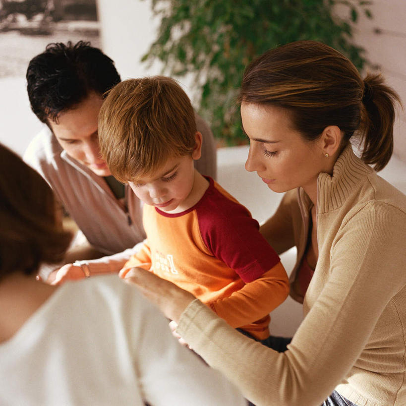 西方人,儿童,四个人,家庭,站,坐,抱,方图,室内,白天,正面,纯洁,植物,沙发,欧洲,欧洲人,阴影,光线,盆栽,影子,墙,盆景,注视,壁画,墙壁,墙面,小孩,绿色,阳光,自然,看,站着,温暖,温馨,一家人,可爱,童年,童趣,生长,成长,抱着,观看,和睦,搂着,关注,布艺沙发,童真,烂漫,无邪,天真,男孩,男人,男性,年轻男性,年轻女性,女孩,女人,女性,白种人,怀抱,搂,搂抱,相抱,拥抱,站立,坐着,半身,彩图,融洽,男生,女生