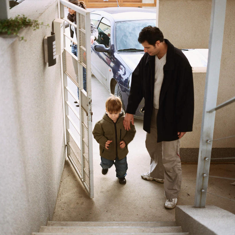 西方人,儿童,三个人,家庭,母亲,父亲,儿子,栏杆,站,走,方图,俯视,室内,白天,纯洁,植物,楼梯,门,汽车,欧洲,欧洲人,扶手,盆栽,阶梯,墙,盆景,护栏,墙壁,墙面,台阶,车,小孩,绿色,自然,门框,交通工具,轿车,低头,站着,温暖,温馨,父子,母子,三口之家,一家人,父爱,可爱,母爱,童年,童趣,生长,成长,和睦,童真,烂漫,无邪,天真,男孩,男人,男性,年轻男性,年轻女性,女人,女性,白种人,孩子,年轻人,步行,散步,站立,走路,彩图,高角度拍摄,全身,融洽,男生