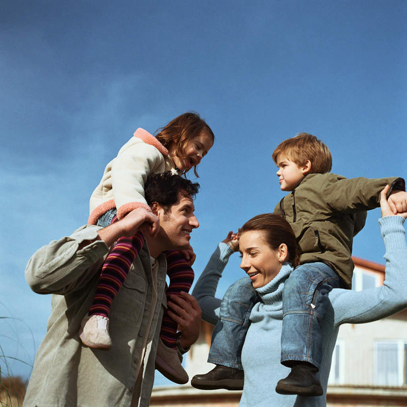 西方人,儿童,四个人,家庭,家,站,坐,举,笑,微笑,露齿笑,方图,室外,白天,仰视,纯洁,树林,植物,欧洲,欧洲人,阴影,光线,影子,房屋,屋子,楼房,相视,住宅,树,树木,小孩,蓝色,绿色,蓝天,天空,阳光,自然,天,托,站着,温暖,温馨,一家人,面对面,可爱,童年,童趣,生长,晴朗,成长,对视,和睦,相对,童真,烂漫,无邪,万里无云,相看,天真,男孩,男人,男性,年轻男性,年轻女性,女孩,女人,女性,白种人,晴空,晴空万里,举着,向上举,向上伸,向上托,站立,坐着,半身,彩图,低角度拍摄,房子,融洽,男生,女生