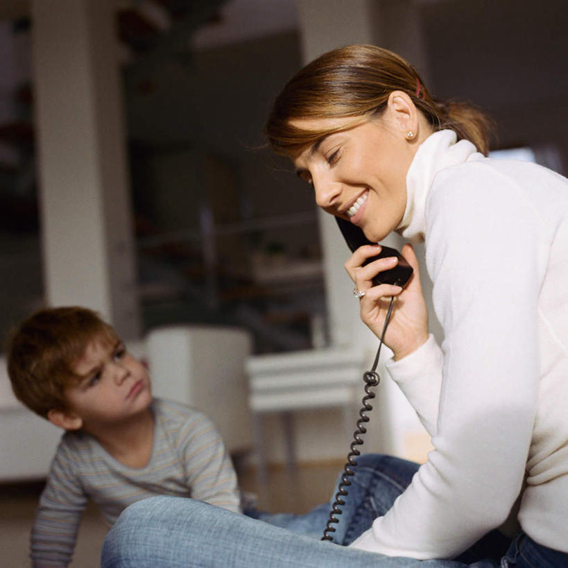 西方人,儿童,两个人,家庭,母亲,儿子,坐,举,闭眼,笑,打电话,盘腿,微笑,露齿笑,方图,室内,白天,侧面,纯洁,窗户,沙发,电话,欧洲,欧洲人,握,阴影,光线,影子,墙,拿,拿着,注视,通讯设备,玻璃窗,墙壁,墙面,小孩,阳光,话筒,看,趴着,托,温暖,温馨,母子,一家人,电话线,可爱,母爱,童年,童趣,握着,观看,和睦,关注,布艺沙发,童真,烂漫,无邪,交流,天真,男孩,男人,男性,年轻女性,女孩,女人,女性,白种人,电话机,闭眼睛,闭着眼,闭着眼睛,沟通,举着,趴,盘腿而坐,盘膝,盘着腿的,盘着腿坐,双腿交叉,通话,向上举,向上伸,向上托,坐着,半身,彩图,融洽,男生,女生