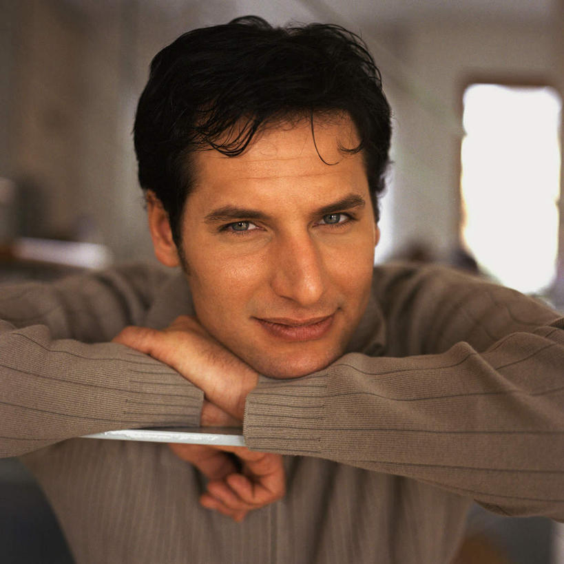 西方人,一个人,站,笑,双手交叉,微笑,方图,室内,特写,白天,正面,窗户,欧洲,欧洲人,仅一个男性,仅一个人,撑,墙,托腮,注视,玻璃窗,架子,墙壁,墙面,仅一个年轻男性,看,托,站着,观看,关注,托下巴,相交,交集,男人,男性,年轻男性,白种人,站立,半身,彩图