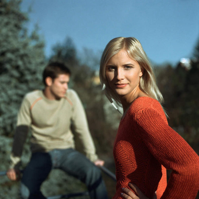 西方人,两个人,夫妻,栏杆,站,坐,方图,室内,白天,正面,爱情,树林,植物,欧洲,欧洲人,阴影,光线,影子,围栏,浪漫,注视,手叉腰,护栏,树,树木,蓝色,绿色,蓝天,天空,阳光,自然,天,叉腰,看,站着,恩爱,恋人,生长,晴朗,成长,观看,双手叉腰,关注,万里无云,男人,男性,年轻男性,年轻女性,女人,女性,白种人,情侣,晴空,晴空万里,站立,坐着,半身,彩图,伴侣