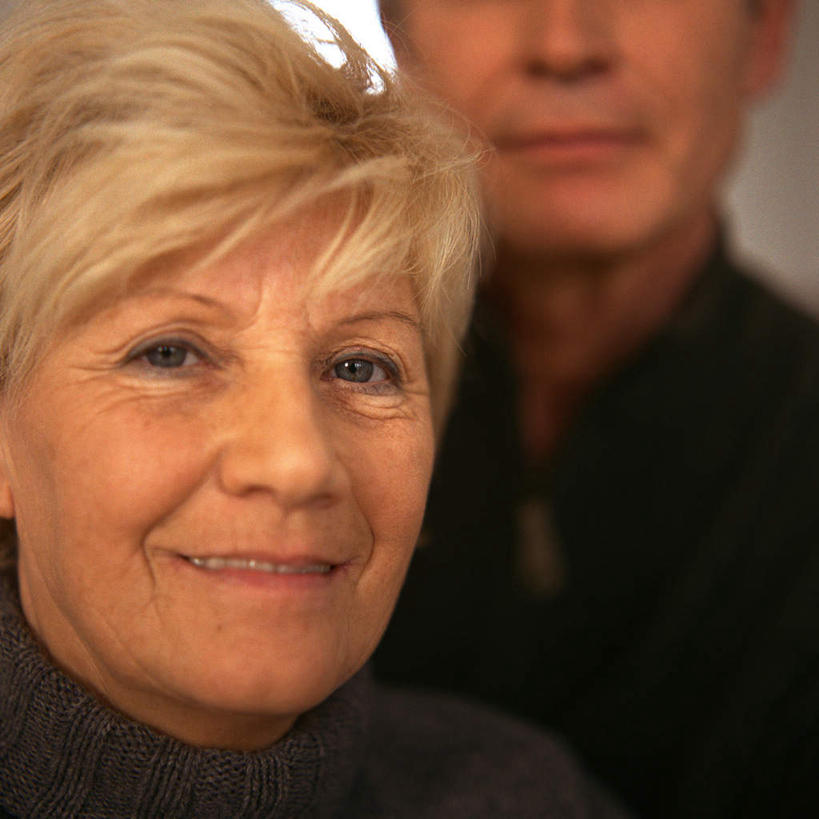 西方人,两个人,夫妻,站,笑,微笑,露齿笑,方图,室内,特写,白天,正面,爱情,欧洲,欧洲人,浪漫,注视,看,站着,恩爱,恋人,观看,关注,老年男性,老年女性,男人,男性,女人,女性,白种人,情侣,站立,半身,彩图,伴侣