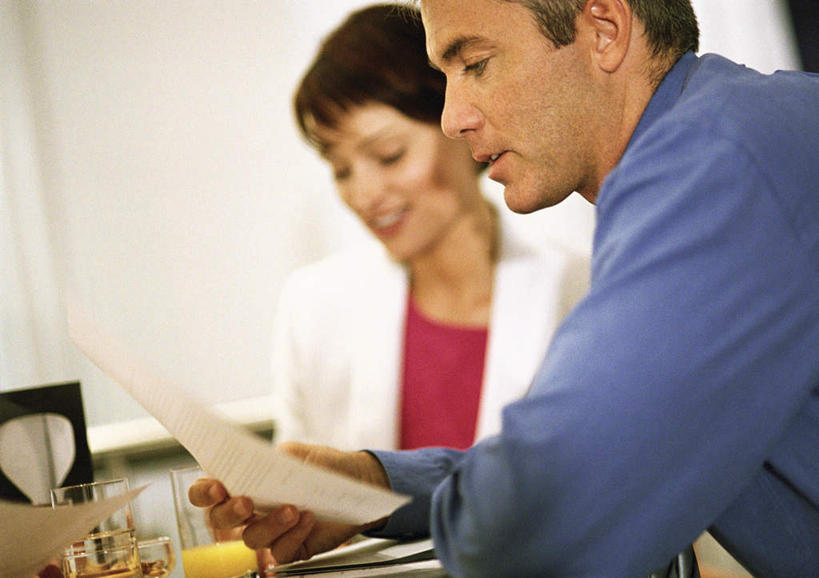 西方人,两个人,同事,商务人士,商务男性,商务女性,坐,笑,微笑,露齿笑,横图,室内,特写,白天,侧面,衬衫,成功,合作,团队,集体,信心,桌子,杯子,欧洲,欧洲人,阴影,套装,光线,材料,档案,文件,影子,墙,注视,队伍,墙壁,墙面,玻璃制品,阳光,水杯,资料,看,观看,领导,成就,关注,文档,商务装,合伙,领袖,工薪阶层,男人,男性,年轻男性,年轻女性,女人,女性,白种人,白领,上班族,玻璃杯,坐着,半身,彩图,衬衣