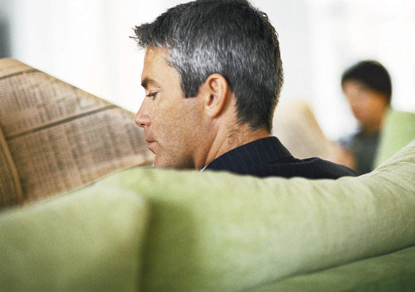 西方人,两个人,同事,商务人士,商务男性,商务女性,客厅,坐,横图,室内,白天,衬衫,成功,合作,团队,集体,信心,沙发,报纸,欧洲,欧洲人,握,套装,信息,墙,拿,拿着,注视,队伍,墙壁,墙面,背面,看,靠,靠着,倚靠,握着,观看,新闻,起居室,领导,倚着,成就,关注,商务装,合伙,领袖,布艺沙发,工薪阶层,男人,男性,年轻女性,女人,女性,中年男性,白种人,白领,上班族,坐着,半身,彩图,衬衣,报刊