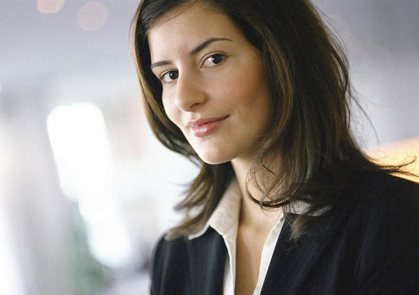 西方人,一个人,商务人士,商务女性,站,笑,微笑,横图,室内,特写,白天,正面,天花板,欧洲,欧洲人,仅一个年轻女性,仅一个女性,仅一个人,套装,朦胧,模糊,光线,灯光,注视,看,站着,观看,关注,商务装,工薪阶层,年轻女性,女人,女性,白种人,白领,上班族,站立,半身,彩图