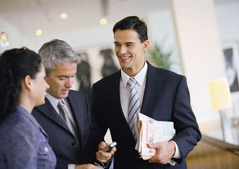 西方人,三个人,同事,商务人士,商务男性,商务女性,站,笑,说,打电话,微笑,露齿笑,横图,室内,白天,侧面,衬衫,讨论,成功,合作,团队,集体,信心,植物,地板,天花板,报纸,电话,手机,照明,欧洲,欧洲人,握,套装,信息,盆栽,墙,灯光,盆景,地面,拿,拿着,注视,通讯设备,队伍,吊灯,木地板,相视,墙壁,墙面,灯,绿色,自然,灯具,看,站着,面对面,握着,生长,成长,观看,对视,新闻,照亮,领导,照明设备,成就,关注,相对,商务装,合伙,领袖,工薪阶层,相看,交流,男人,男性,年轻男性,年轻女性,女人,女性,中年男性,白种人,白领,上班族,沟通,讲话,交谈,商讨,说话,谈话,通话,站立,半身,彩图,衬衣,报刊