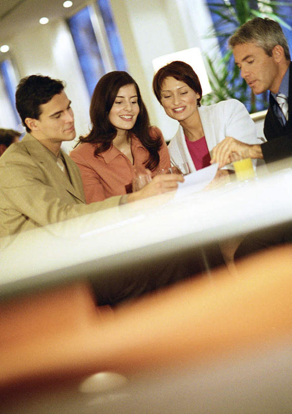 果汁,西方人,四个人,同事,商务人士,商务男性,商务女性,坐,笑,微笑,露齿笑,竖图,室内,白天,正面,衬衫,成功,合作,团队,集体,信心,植物,餐桌,窗户,桌子,杯子,照明,欧洲,欧洲人,握,指,套装,盆栽,墙,灯光,盆景,拿,拿着,注视,队伍,顶灯,玻璃窗,墙壁,墙面,灯,绿色,自然,水杯,灯具,看,握着,生长,成长,餐台,观看,照亮,领导,照明设备,成就,关注,商务装,合伙,领袖,工薪阶层,男人,男性,年轻男性,年轻女性,女人,女性,中年男性,白种人,白领,上班族,茶杯,坐着,半身,彩图,衬衣