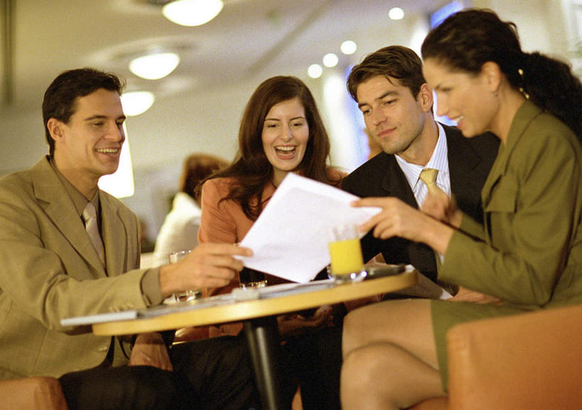 果汁,西方人,四个人,同事,商务人士,商务男性,商务女性,办公室,坐,笑,微笑,露齿笑,横图,室内,白天,正面,衬衫,成功,合作,团队,集体,信心,家具,天花板,桌子,杯子,椅子,照明,欧洲,欧洲人,握,套装,材料,档案,文件,办公桌,灯光,拿,拿着,注视,队伍,顶灯,玻璃制品,灯,水杯,资料,灯具,看,握着,观看,照亮,领导,照明设备,成就,关注,文档,商务装,合伙,领袖,工薪阶层,办公家具,男人,男性,年轻男性,年轻女性,女人,女性,白种人,白领,上班族,玻璃杯,坐着,半身,彩图,衬衣