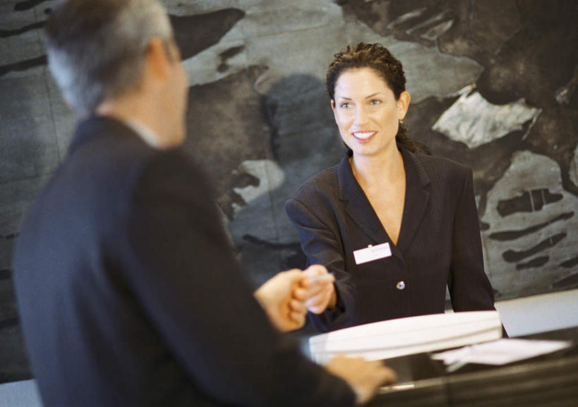 西方人,背部,两个人,商务人士,前台,服务员,商务男性,商务女性,站,举,笑,说,微笑,露齿笑,横图,室内,白天,正面,衬衫,讨论,欧洲,欧洲人,握,指,套装,朦胧,模糊,材料,档案,文件,墙,拿,拿着,顾客,壁画,墙壁,墙面,柜台,资料,托,站着,握着,文档,商务装,工薪阶层,接待员,交流,男人,男性,年轻女性,女人,女性,中年男性,白种人,白领,服务生,上班族,侍者,沟通,讲话,交谈,举着,商讨,说话,谈话,向上举,向上伸,向上托,站立,半身,彩图,衬衣