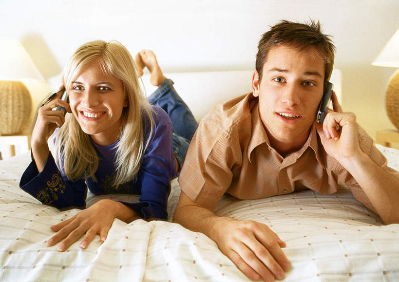 西方人,两个人,夫妻,举,笑,打电话,微笑,露齿笑,横图,室内,白天,正面,爱情,床,台灯,电话,手机,照明,欧洲,欧洲人,握,墙,双人床,灯光,床单,浪漫,拿,拿着,注视,通讯设备,被子,墙壁,墙面,灯,灯具,看,趴着,托,恩爱,握着,恋人,观看,照亮,被单,照明设备,关注,交流,男人,男性,年轻男性,年轻女性,女人,女性,白种人,情侣,沟通,举着,趴,通话,向上举,向上伸,向上托,半身,彩图,伴侣