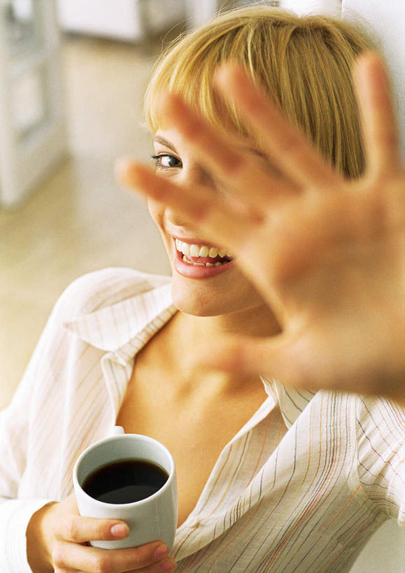 咖啡,西方人,一个人,坐,举,笑,微笑,露齿笑,竖图,俯视,室内,白天,幸福,地板,杯子,欧洲,欧洲人,仅一个年轻女性,仅一个女性,仅一个人,瓷器,咖啡杯,陶瓷制品,地面,娱乐,木地板,饮料,托,享受,休闲,温馨,放松,乐趣,遮,遮掩,提神,掩盖,舒适,遮挡,瓷杯,醒脑,遮盖,软饮料,掩饰,年轻女性,女人,女性,白种人,举手,举着,向上举,向上伸,向上托,坐着,半身,彩图,高角度拍摄