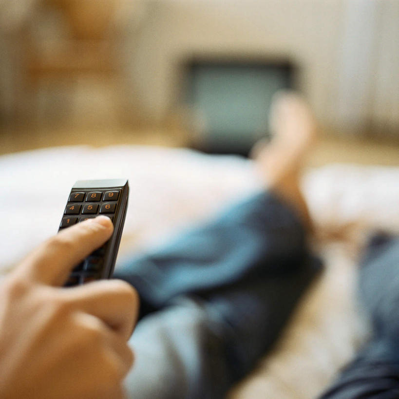 西方人,手,一个人,躺,方图,室内,特写,白天,正面,床,卧室,电视,欧洲,欧洲人,仅一个年轻女性,仅一个女性,仅一个人,朦胧,模糊,墙,双人床,床单,被子,墙壁,墙面,遥控器,赤脚,手部,被单,卧着,年轻女性,女人,女性,白种人,电视机,躺着,卧,半身,彩图,睡房,卧房