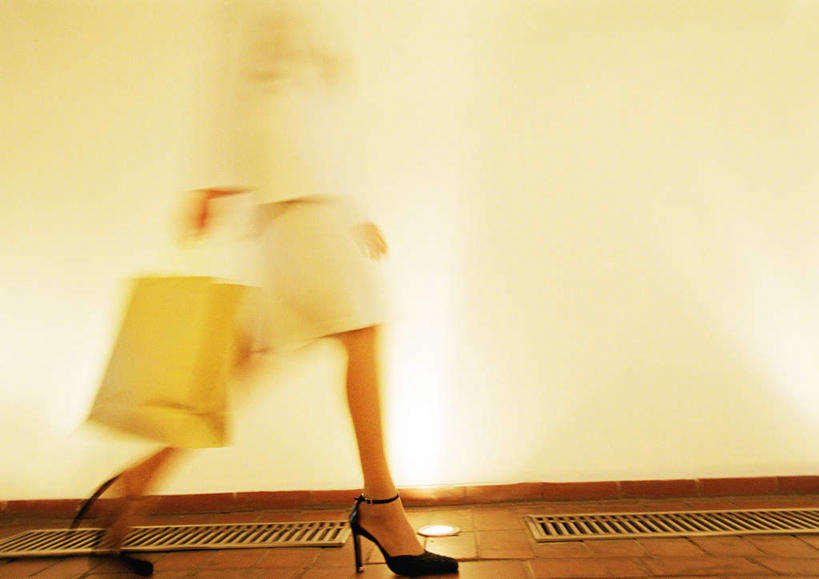 西方人,一个人,走,横图,室内,白天,侧面,购物,消费,地板,袋子,欧洲,欧洲人,仅一个年轻女性,仅一个女性,仅一个人,握,朦胧,模糊,包装袋,手提袋,墙,购物袋,地面,拿,拎,拿着,木地板,墙壁,墙面,握着,金融,购买,贸易,年轻女性,女人,女性,白种人,步行,散步,走路,半身,彩图,拎着