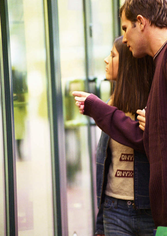 西方人,两个人,夫妻,站,举,竖图,室内,白天,侧面,爱情,窗户,落地窗,橱窗,欧洲,欧洲人,指,浪漫,注视,玻璃窗,看,托,站着,温暖,温馨,恩爱,恋人,观看,和睦,关爱,关注,男人,男性,年轻男性,年轻女性,女人,女性,白种人,搀手,举着,拉手,手搀手,手拉手,手牵手,向上举,向上伸,向上托,站立,半身,彩图,伴侣,融洽