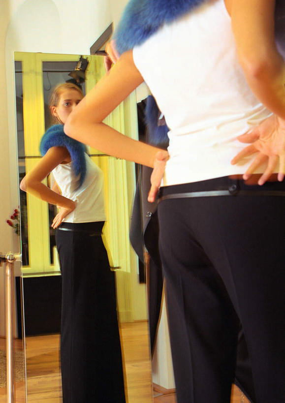 西方人,一个人,商店,站,竖图,室内,白天,购物,消费,地板,镜子,门,超市,欧洲,欧洲人,仅一个年轻女性,仅一个女性,仅一个人,墙,地面,注视,木地板,墙壁,墙面,背面,门框,看,站着,金融,百货,观看,镜像,镜面,服装店,关注,选购,贸易,百货公司,服饰店,血拼,年轻女性,女人,女性,白种人,站立,半身,彩图,购物商场,购物中心,商业中心