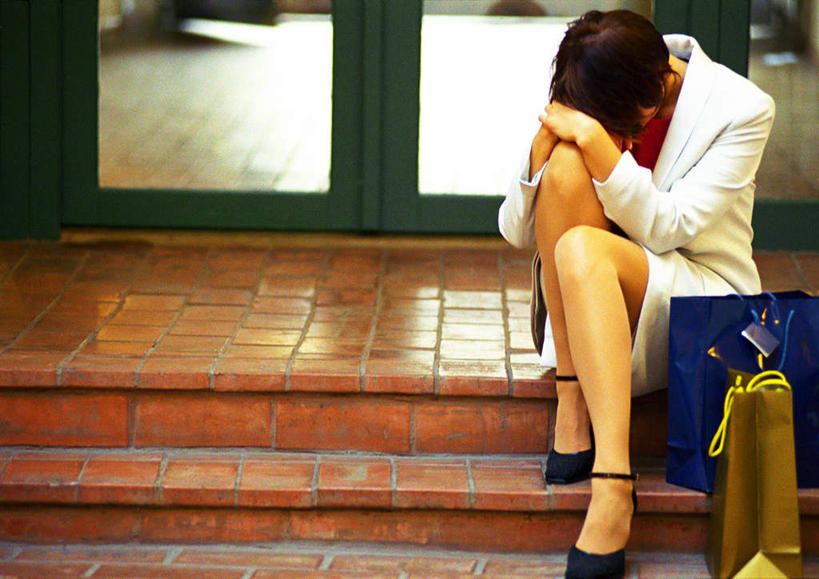 西方人,一个人,坐,横图,俯视,室内,白天,购物,消费,楼梯,门,袋子,欧洲,欧洲人,仅一个年轻女性,仅一个女性,仅一个人,撑,包装袋,手提袋,阶梯,购物袋,托腮,台阶,门框,趴着,托,金融,购买,贸易,年轻女性,女人,女性,白种人,趴,坐着,彩图,高角度拍摄,全身