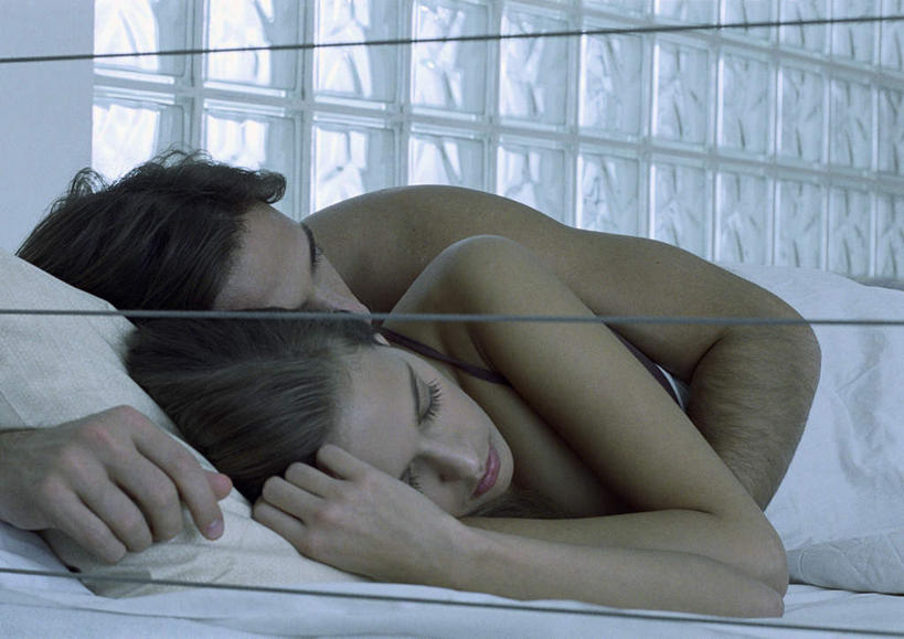 西方人,两个人,躺,闭眼,抱,睡,横图,室内,白天,正面,窗户,床,落地窗,卧室,欧洲,欧洲人,双人床,床单,被子,裸露,玻璃窗,枕头,赤裸,抱着,被单,搂着,裸,卧着,男人,男性,年轻男性,年轻女性,女人,女性,白种人,闭眼睛,闭着眼,闭着眼睛,怀抱,困,困觉,搂,搂抱,寝息,睡觉,躺着,卧,相抱,拥抱,半身,彩图,睡房,卧房