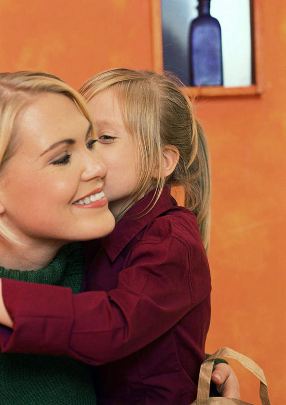 西方人,儿童,两个人,家庭,母亲,女儿,站,坐,抱,笑,吻,微笑,露齿笑,竖图,室内,白天,侧面,纯洁,欧洲,欧洲人,墙,墙壁,墙面,玻璃制品,酒瓶,小孩,黄色,玻璃瓶,瓶子,站着,温暖,温馨,母女,一家人,可爱,母爱,童年,童趣,抱着,和睦,搂着,童真,烂漫,无邪,天真,年轻女性,女人,女性,白种人,怀抱,搂,搂抱,亲,亲吻,相抱,拥抱,站立,坐着,半身,彩图,融洽,女生