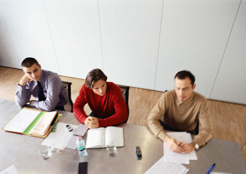 西方人,三个人,同事,商务人士,商务男性,商务女性,坐,打电话,双手交叉,横图,俯视,室内,白天,衬衫,成功,合作,团队,集体,信心,地板,桌子,电话,手机,椅子,欧洲,欧洲人,撑,套装,时间,笔,材料,档案,时钟,手表,文件,眼镜,办公桌,墙,办公用品,领带,地面,计时,托腮,通讯设备,队伍,木地板,墙壁,墙面,文具,瓶子,塑料制品,学习用品,资料,钟表,托,表,塑料瓶,腕表,文具用品,领导,象征,庄重,成就,托下巴,文档,商务装,身份,合伙,领袖,近视眼镜,工薪阶层,正式,地位,交流,男人,男性,年轻男性,白种人,白领,上班族,钟,沟通,通话,坐着,半身,彩图,高角度拍摄,衬衣