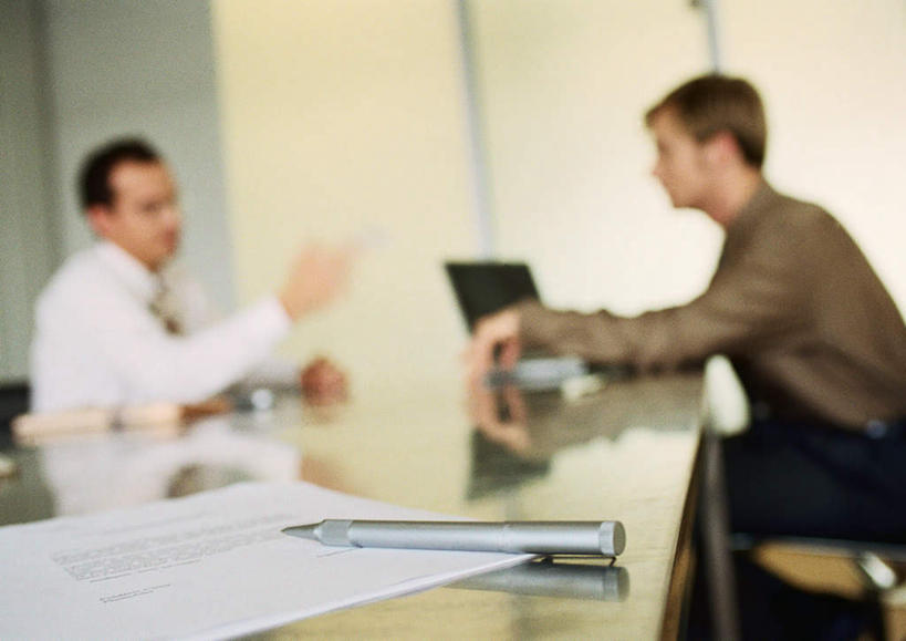 西方人,两个人,同事,商务人士,商务男性,商务女性,坐,举,横图,室内,白天,侧面,衬衫,成功,合作,团队,集体,信心,电脑,笔记本电脑,窗户,桌子,椅子,欧洲,欧洲人,套装,网络,笔,材料,档案,文件,办公桌,墙,办公用品,注视,通讯设备,队伍,玻璃窗,相视,墙壁,墙面,文具,学习用品,资料,看,托,面对面,观看,对视,文具用品,无线,领导,成就,关注,文档,通信设备,相对,商务装,无线网络,合伙,领袖,无线上网,便携式电脑,工薪阶层,相看,手提电脑,男人,男性,年轻男性,白种人,白领,上班族,向上举,向上伸,向上托,坐着,半身,彩图,衬衣