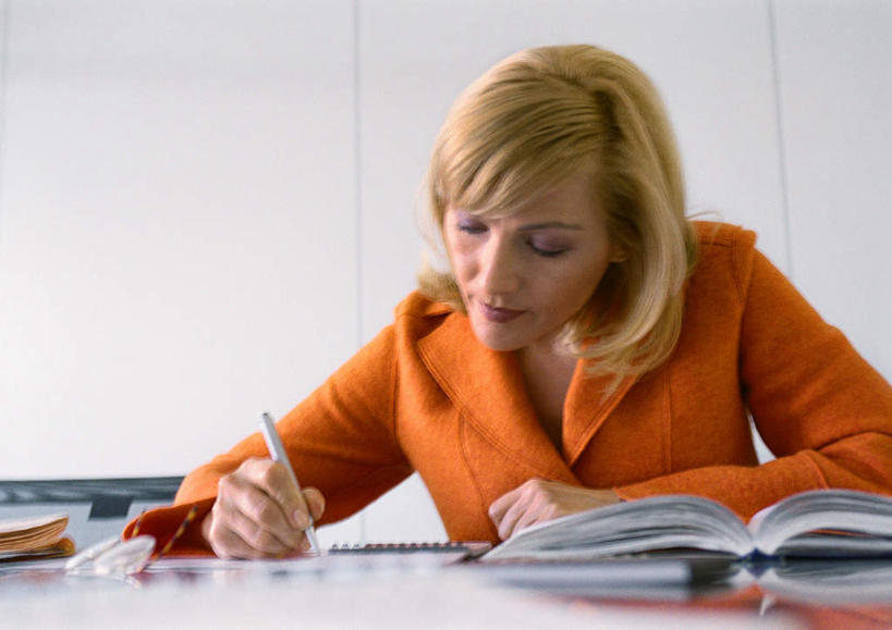 西方人,一个人,商务人士,商务女性,坐,横图,室内,白天,正面,衬衫,欧洲,欧洲人,仅一个年轻女性,仅一个女性,仅一个人,写,套装,笔,材料,档案,文件,眼镜,墙,办公用品,注视,墙壁,墙面,文具,学习用品,资料,看,橙色,观看,文具用品,关注,文档,商务装,近视眼镜,工薪阶层,年轻女性,女人,女性,白种人,白领,上班族,坐着,半身,彩图,衬衣