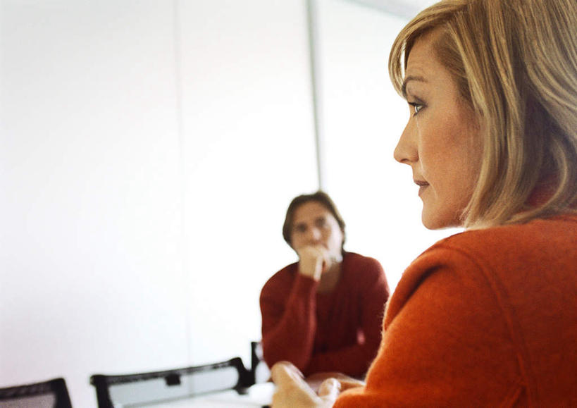 西方人,两个人,同事,商务人士,商务男性,商务女性,坐,说,横图,室内,白天,正面,衬衫,讨论,成功,合作,团队,集体,信心,桌子,椅子,欧洲,欧洲人,撑,套装,办公桌,墙,托腮,注视,队伍,墙壁,墙面,看,托,橙色,观看,领导,成就,关注,托下巴,商务装,合伙,领袖,工薪阶层,交流,男人,男性,年轻男性,年轻女性,女人,女性,白种人,白领,上班族,沟通,讲话,交谈,商讨,说话,谈话,坐着,半身,彩图,衬衣