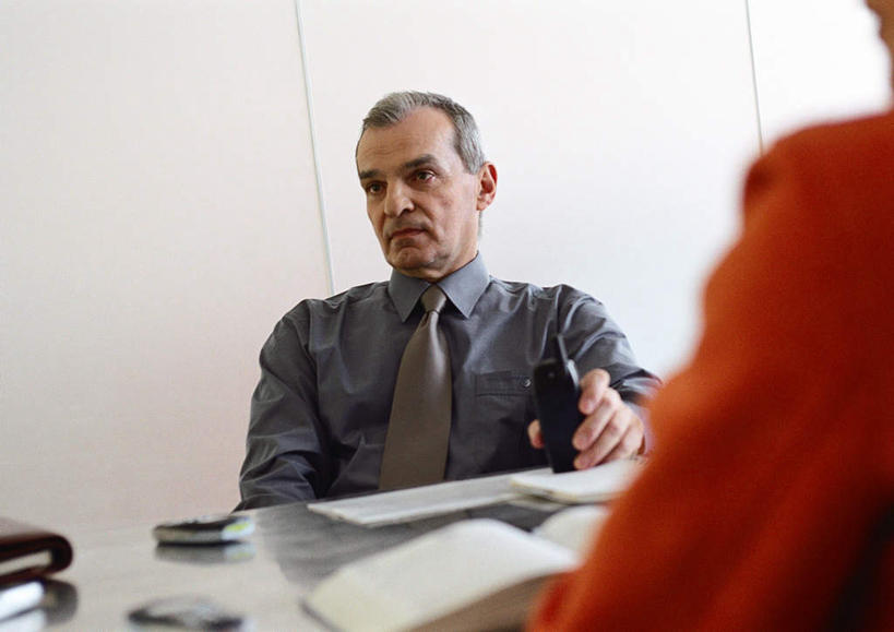 西方人,背部,两个人,同事,商务人士,商务男性,商务女性,坐,打电话,横图,室内,白天,正面,衬衫,成功,合作,团队,集体,信心,桌子,电话,手机,椅子,欧洲,欧洲人,握,套装,材料,档案,文件,办公桌,墙,记事本,领带,拿,拿着,通讯设备,队伍,墙壁,墙面,本子,笔记本,资料,靠,靠着,橙色,握着,领导,象征,庄重,成就,文档,商务装,身份,合伙,领袖,工薪阶层,正式,地位,交流,男人,男性,年轻女性,女人,女性,中年男性,白种人,白领,上班族,沟通,通话,坐着,半身,彩图,衬衣