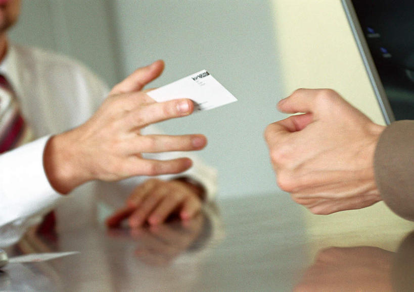 西方人,两个人,同事,商务人士,商务男性,坐,横图,室内,白天,正面,衬衫,成功,合作,团队,集体,信心,桌子,名片,欧洲,欧洲人,递,握,阴影,套装,反射,信息,影子,办公桌,墙,领带,联系,拿,拿着,队伍,墙壁,墙面,卡片,握着,接,领导,象征,庄重,成就,商务装,身份,合伙,领袖,工薪阶层,正式,地位,名刺,名帖,交往,男人,男性,年轻男性,白种人,白领,上班族,坐着,半身,彩图,衬衣,商业