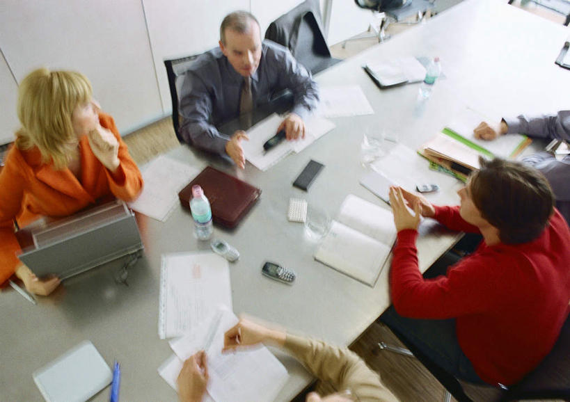 西方人,同事,商务人士,商务男性,商务女性,坐,说,打电话,横图,俯视,室内,白天,衬衫,讨论,成功,合作,团队,集体,信心,电脑,笔记本电脑,地板,桌子,电话,手机,欧洲,欧洲人,五个人,握,套装,开会,会议,网络,笔,眼镜,办公桌,墙,办公用品,记事本,地面,许多人,拿,拿着,注视,通讯设备,队伍,木地板,墙壁,墙面,文具,本子,笔记本,瓶子,塑料制品,学习用品,看,一群人,塑料瓶,握着,观看,文具用品,无线,领导,倾听,成就,关注,通信设备,商务装,无线网络,合伙,领袖,近视眼镜,无线上网,便携式电脑,工薪阶层,交流,手提电脑,男人,男性,年轻男性,年轻女性,女人,女性,中年男性,白种人,白领,上班族,沟通,讲话,交谈,商讨,说话,谈话,通话,坐着,半身,彩图,高角度拍摄,衬衣